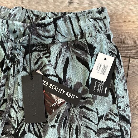 Twenty Montreal Monstera Leaf Hyper Reality Knit Blue Shorts Size Small NWT - Picture 3 of 5